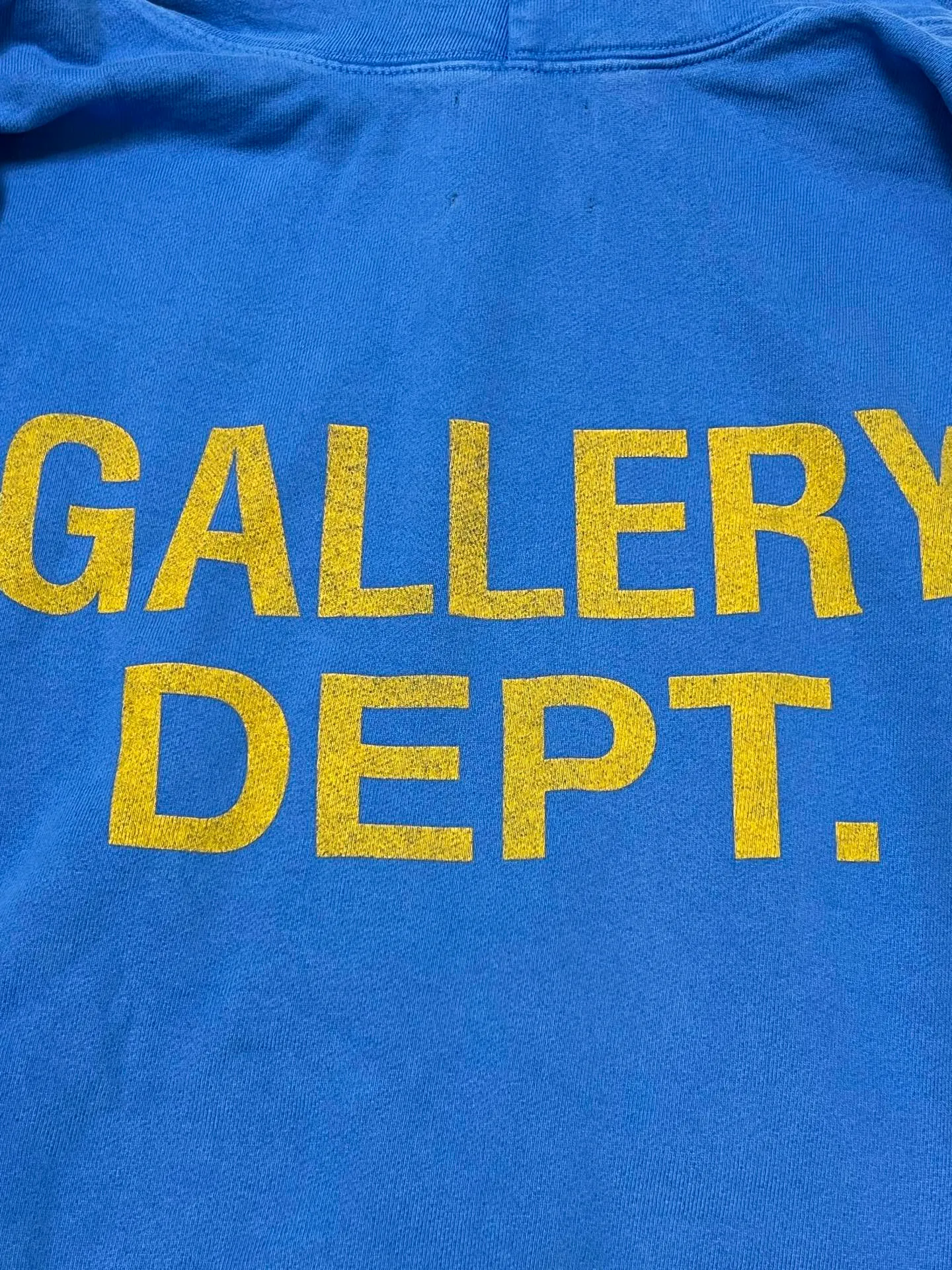 More details GALLERY DEPT. 90'S GD LOGO HOODIE/BLU 90's retro destroyed royal blue English hoodie Royal blue S-XL requires custom weaving and dyeing 500g high weight sweatshirt fabric Light fleece treatment on the inside Overall wide and comfortable Loose version Trendy and fashionable Same as the original version Washed and distressed printing Original consistent hang tag With G LOGO hanging grain / yellow triangle warning sign